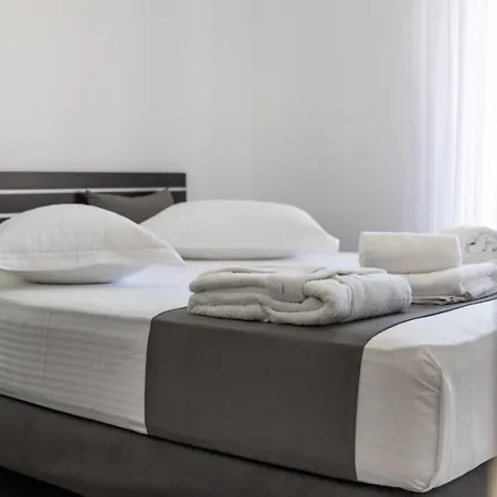 Renalda House In The Port Of Appartement Adámas