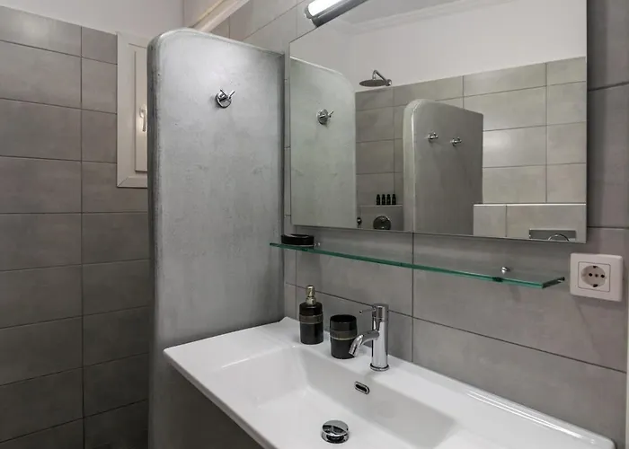 Renalda House In The Port Of Adamantas