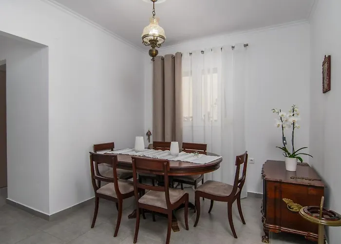 Renalda House In The Port Of