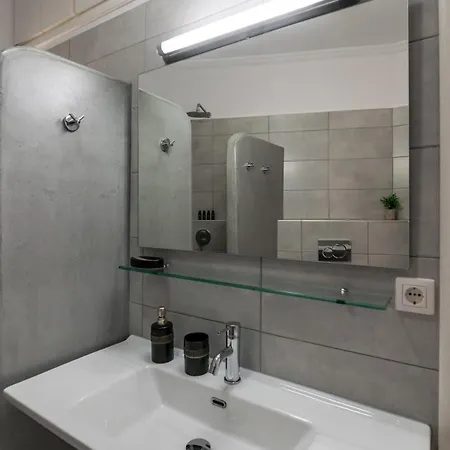 Apartman Renalda House In The Port Of *