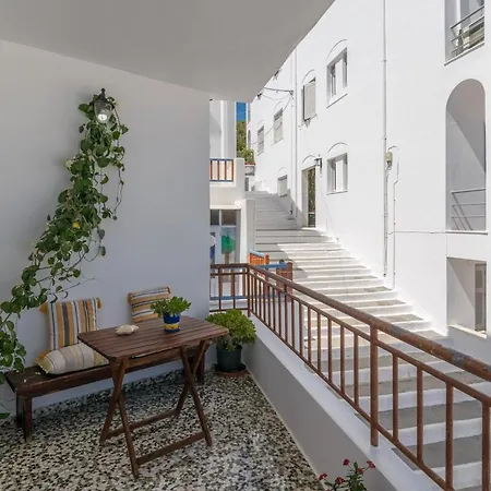 Renalda House In The Port Of Adamantas (Milos)