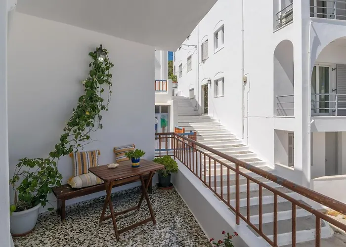 Renalda House In The Port Of Adamantas (Milos)